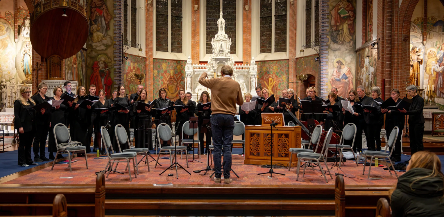 Patrick van der Linden conducts the Zeeuws vocaal ensemble